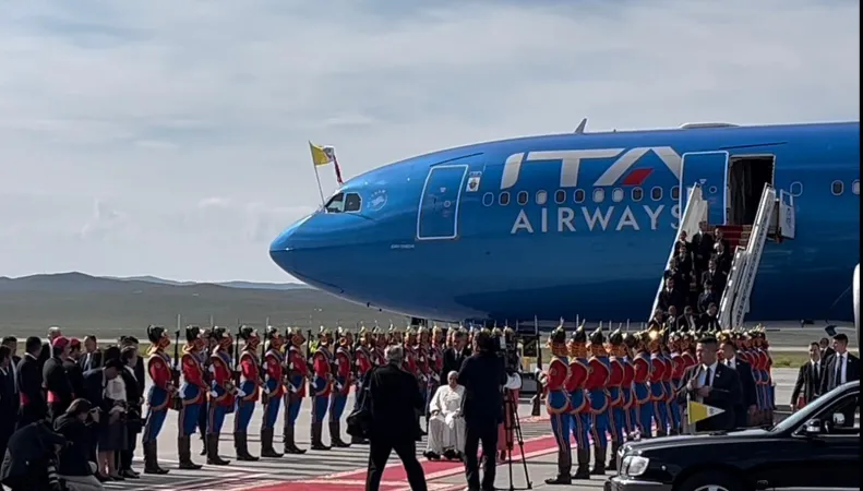 Papa Francesco arriva in Mongolia, Ulaanbatar, aeroporto Gengis Khan, 1 settembre 2023 | Courtney Mares / ACI Group