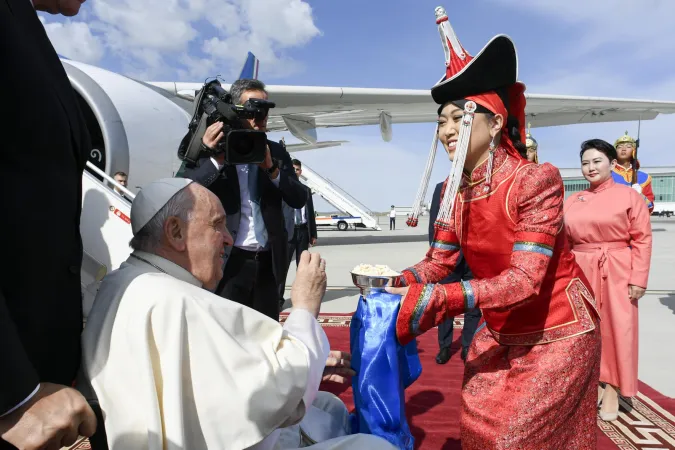 Papa Francesco riceve il tradizionale yogurt secco all'arrivo in Mongolia | Vatican Media / ACI Group