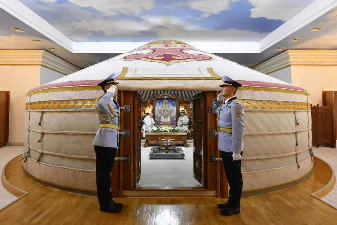 Papa Francesco e il presidente di Mongolia nella Grande Ger, Ulaanbatar, 2 settembre 2023 | Vatican Media / ACI Group