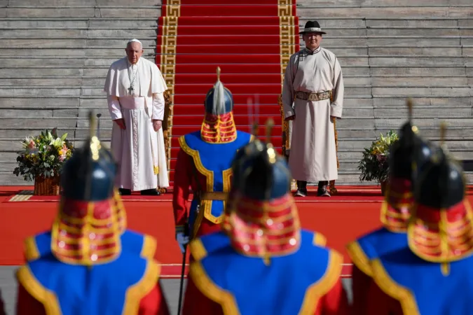 Papa Francesco alla cerimonia di Benvenuto di fronte lo State Palace di Ulaanbatar, 2 settembre 2023 | Vatican Media / ACI Group