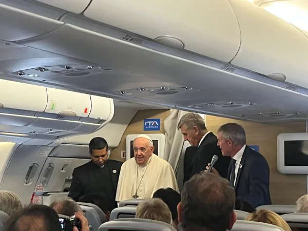 Papa Francesco in Mongolia | Papa Francesco durante la Conferenza stampa in aereo di ritorno dalla Mongolia, 4 settembre 2023 | Courtney Mares / CNA