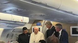 Papa Francesco durante la Conferenza stampa in aereo di ritorno dalla Mongolia, 4 settembre 2023 / Courtney Mares / CNA