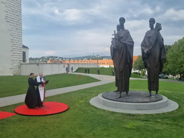 Il Cardinale Parolin benedice la statua dei Santi Cirillo e Metodio, Castello di Bratislava, 14 settembre 2023 | AG / ACI Group