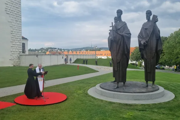 Il Cardinale Parolin benedice la statua dei Santi Cirillo e Metodio, Castello di Bratislava, 14 settembre 2023 / AG / ACI Group