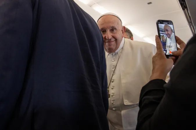 Papa Francesco, Marsiglia | Papa Francesco durante il volo che lo ha portato a Marsiglia, 22 settembre 2023 | Daniel Ibanez / ACI Group