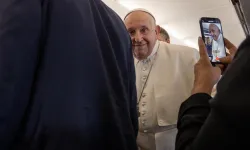 Papa Francesco durante il volo che lo ha portato a Marsiglia, 22 settembre 2023 / Daniel Ibanez / ACI Group