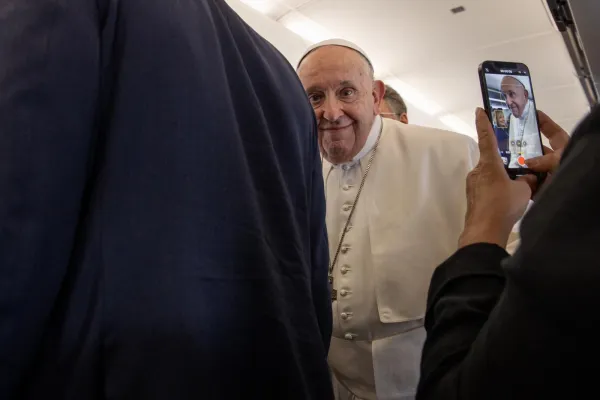 Papa Francesco durante il volo che lo ha portato a Marsiglia, 22 settembre 2023 / Daniel Ibanez / ACI Group