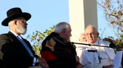 Papa Francesco con gli altri leader religiosi davanti il monumento agli Eroi e alle Vittime del Mare, Marsiglia, 22 settembre 2023 / Daniel Ibanez / ACI Group