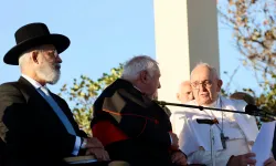 Papa Francesco con gli altri leader religiosi davanti il monumento agli Eroi e alle Vittime del Mare, Marsiglia, 22 settembre 2023 / Daniel Ibanez / ACI Group