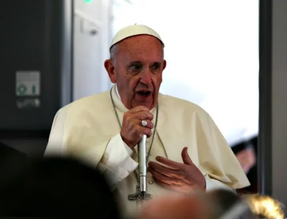 Papa Francesco | Papa Francesco durante una conferenza stampa in aereo | Alan Holdren / CNA 