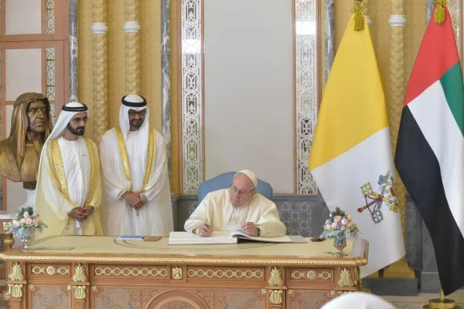 Papa Francesco, Emirati Arabi Uniti | Papa Francesco firma il libro d'onore durante il viaggio negli Emirati Arabi Uniti del 2019 | Vatican Media