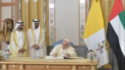 Papa Francesco firma il libro d'onore durante il viaggio negli Emirati Arabi Uniti del 2019 / Vatican Media