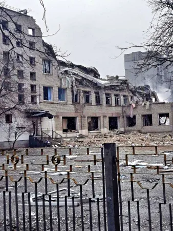 Scuola bombardata a Zhytomyr. La gente si nascondeva nel seminterrato. Il numero delle vittime non è ancora noto. |  | Archivio privato