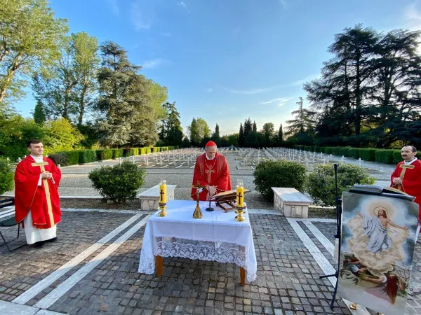 Il Cardinale Matteo M. Zuppi al cimitero di guerra polacco a San Lazzaro di Savena |  | Arcidiocesi di Bologna