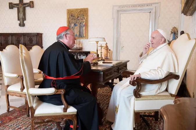 Papa Francesco e il Cardinale Hollerich | Il Cardinale Hollerich durante l'incontro con Papa Francesco, Biblioteca privata del Palazzo Apostolico Vaticano, 10 settembre 2020 | Vatican Media / ACI Group