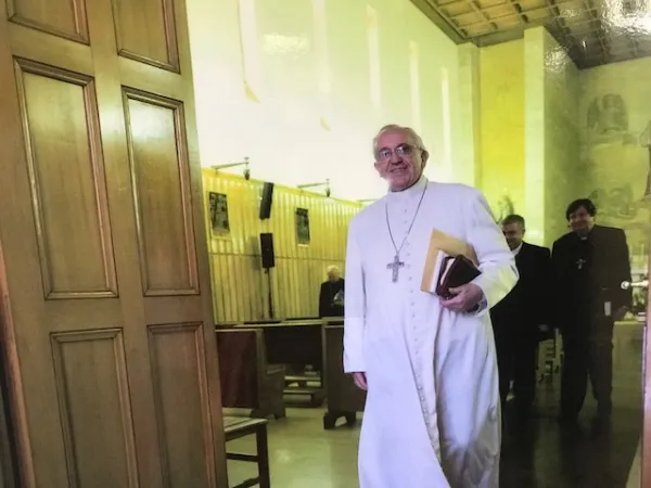 Una foto del Papa agli esercizi all'ingresso della Casa |  | AA