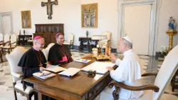 l'arcivescovo Verny e il vescovo Alì Herrera con Leone XIV, 12 settembre 2025 / Vatican Media / Tutela Minorum