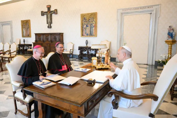 l'arcivescovo Verny e il vescovo Alì Herrera con Leone XIV, 12 settembre 2025 / Vatican Media / Tutela Minorum