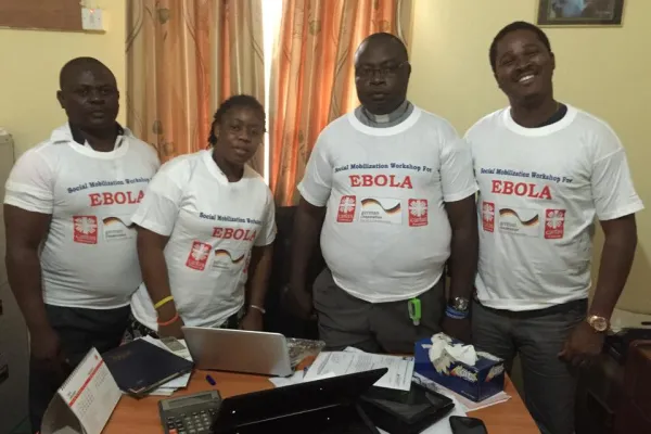 Padre Konteh - il terzo da sinistra - con altri missionari impegnati nel fronteggiare l'emergenza Ebola / FB