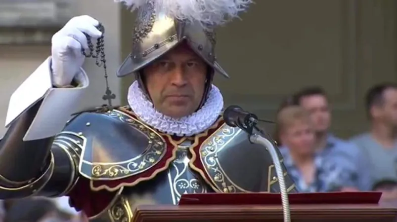 Il comandante della Guardia Svizzera Pontificia con il rosario | | Giuseppe Del Prete/ FB