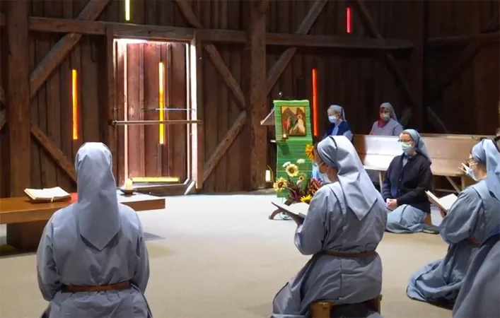 Un gruppo di suore che prega  |  | http://www.synod.va/