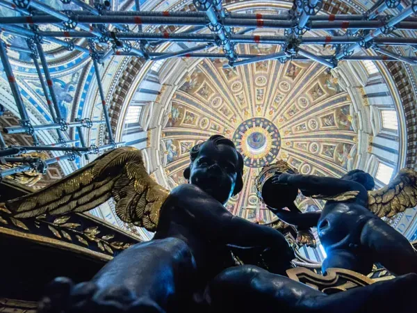Una immagine del  baldacchino di San Pietro durante il restauro |  | EWTN