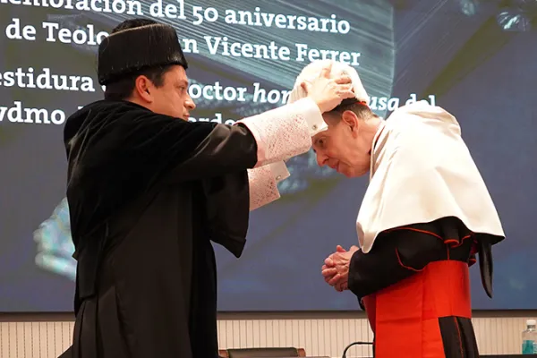 Il cardinale Koch riceve il cappello accademico, Università Cattolica di Valencia, Valencia, 5 febbraio 2025 / Università cattolica di Valencia