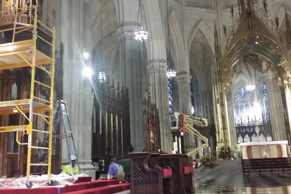 Interno della Cattedrale di St. Patrick, New York City. I lavori per terminare il restauro in tempo per la visita di Papa Francesco continuano senza sosta, 18 settembre 2015 / Andrea Gagliarducci / ACI Group