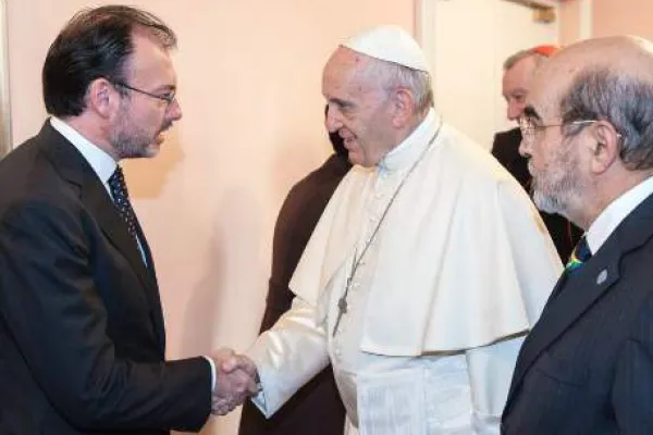 Il ministro degli Esteri Videgaray saluta Papa Francesco al termine del discorso del Papa alla FAO, Roma, 16 ottobre 2017 / da Twitter @LVidegaray