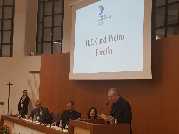 Cardinale Pietro Parolin | Il Cardinale Pietro Parolin, segretario di Stato vaticano, tiene il discorso di indirizzo al convegno Child Dignity in a Digital Age, presso la Pontificia Università Gregoriana, Roma, 3 ottobre 2017 | Andrea Gagliarducci / ACI Stampa