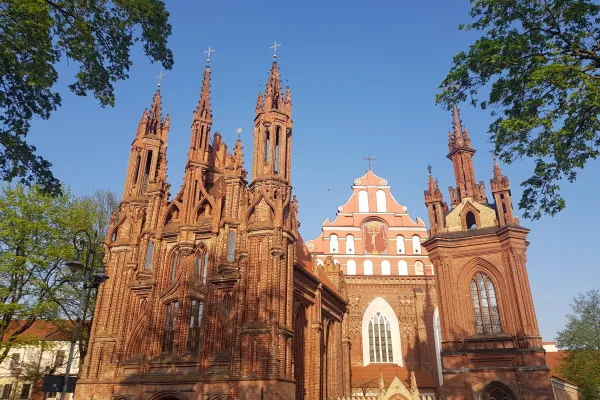 La chiesa di San Bernardino a Vilnius, dove si radunano i giovani / Andrea Gagliarducci / ACI Stampa