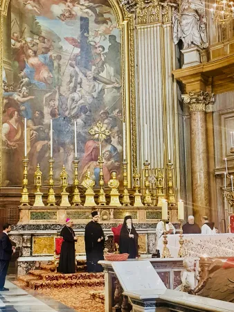 Patriarca Bartolomeo ai Santi Apostoli | Il Patriarca Bartolomeo nella Basilica dei Santi Apostoli. Alla sua destra, l'arcivescovo Angelo de Donatis, vicario del Papa per la diocesi di Roma, che diventerà cardinale nel concistoro del 29 giugno 2018 | AG / ACI Stampa