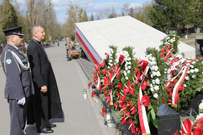 Il vescovo JÓZEF GUZDEK al Memoriale delle vittime di Smolensk nel cimitero militare di Varsavia | | ordynariat.wp.mil.pl
