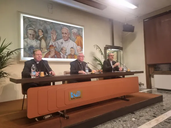 Tappa continentale del Sinodo | Presentazione della tappa continentale del Sinodo. Da sinistra, l'arcivescovo Grusas, presidente del CCEE; il Cardinale Hollerich, relatore generale del Sinodo; Don Antonio Ammirati, sottosegretario e portavoce del CCEE | AG / ACI Group