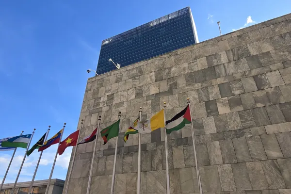 La bandiera della Santa Sede alle Nazioni Unite a New York / AG / ACi Group