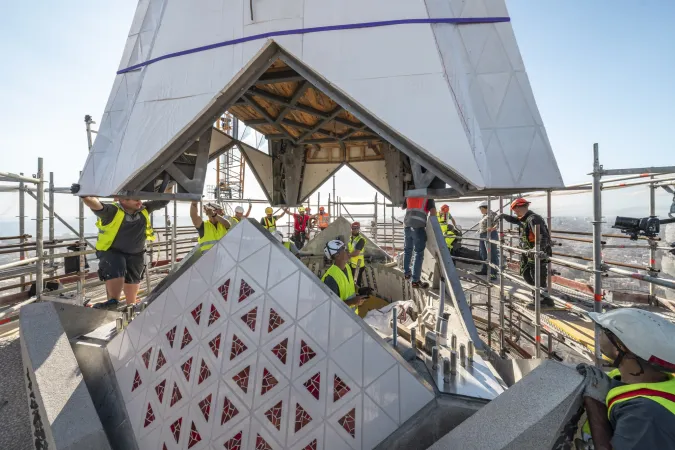 Il posizionamento degli elementi della Croce |  | Sagrada Familia
