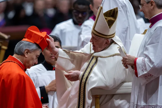 Il Papa impone la berretta al cardinale Domenico Battaglia |  | Daniel Ibanez CNA