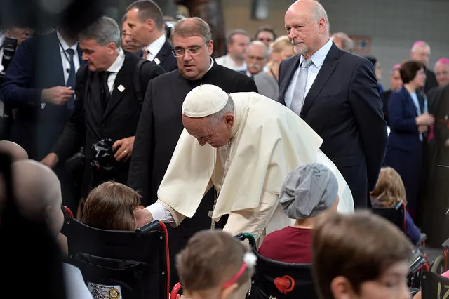 Papa Francesco con i piccoli malati | | Episkopat news