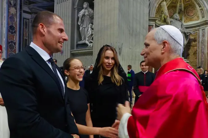 Robert Abela e la famiglia il giorno del'inizio del pontficato di Leone XIV | | Vatican Media
