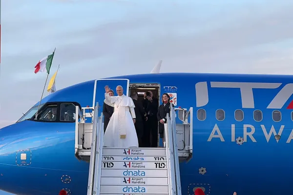 Leone XIV si imbarca per il suo primo viaggio internazionale / FaceBook - ITA Airways