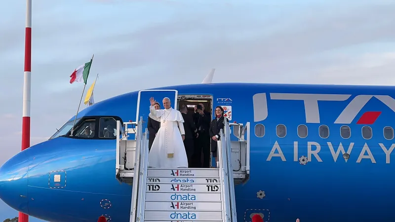 Leone XIV, viaggi | Leone XIV si imbarca per il suo primo viaggio internazionale | FaceBook - ITA Airways
