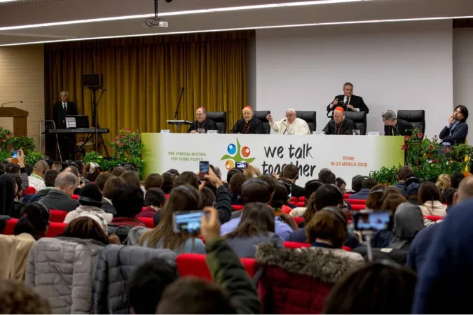 Il Papa e i giovani del pre sinodo  |  | Daniel Ibanez/ CNA