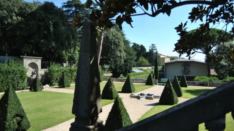 Il Centro Mariapoli nei giardini di Villa Cybo |  | www.centromariapoli.org