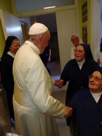 Papa Francesco alla Mater Mundi | Papa Francesco con le suore della comunità Mater Mundi, Roma, 29 luglio 2019 | Facebook FamVin Italiano