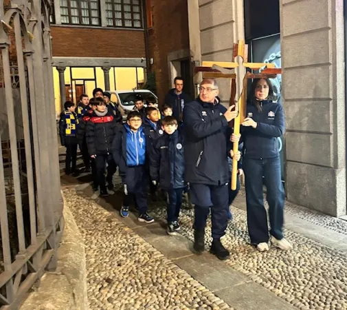 Il Presidente e la Vice Presidente di Athletica Vaticana portano la Croce degli Sportivi |  | Athletica Vaticana