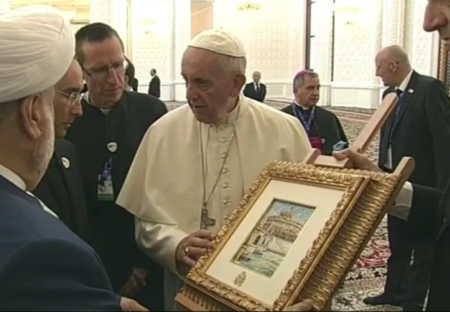 Papa Francesco dona un mosaico allo Sceicco | | CTV