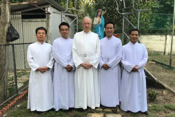 Fratel Stockman (al centro), superiore dei Fratelli della Carità, durante uno dei suoi viaggi in Cina / Brothers of Charity