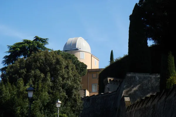La Specola Vaticana vista dai Giardini Vaticani di Castel Gandolfo / Wikimedia Commons