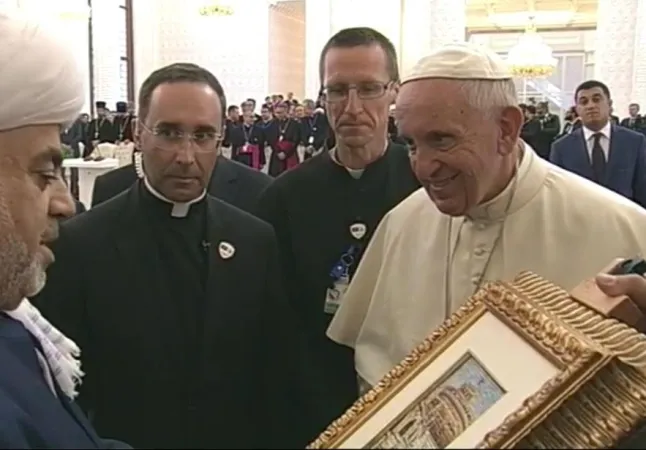 Papa Francesco dona un mosaico allo Sceicco | | CTV