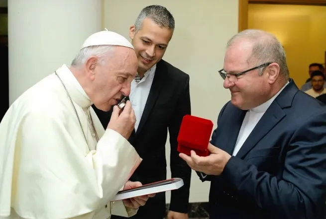 Il Papa bacia la reliquia di Don Tito | | Infoans.org